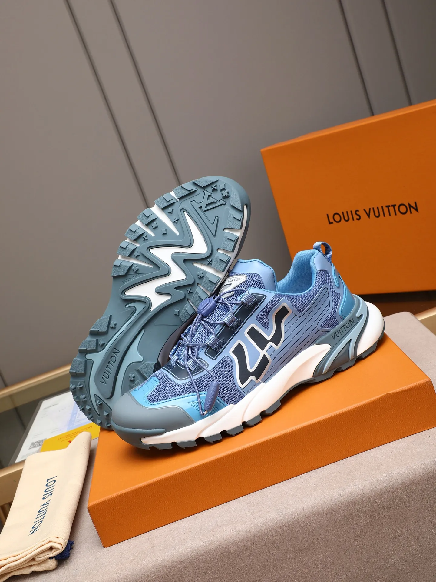 Men's Men's Shoes 💰640 LV Louis Vuitton L Jialu Brand Runner Tatic Series Thick-soled Casual Sports Shoes Running Shoes This LV Runner Tatic sports shoe combines technical materials such as mesh fabric and ribbons to interpret the inspiration of traditional mountaineering shoes. LV letters are written on one side, the lariat buckle of the quick lacing system is embellished with Monogram flowers and Louis Vuitton logos, and the light and wear-resistant rubber outsole completes the whole package. The delivery counter is beautifully packaged🛍📦 ▪️Fabrics: Original imported custom technical fabric + mesh ▪️Inner lining: Original custom-made breathable mesh ▪️Sole: Original open-molded anti-slip rubber combination material ▪️Sole thickness: 4CM ▪️Size: Men's size 38-44, (45 must be customized)